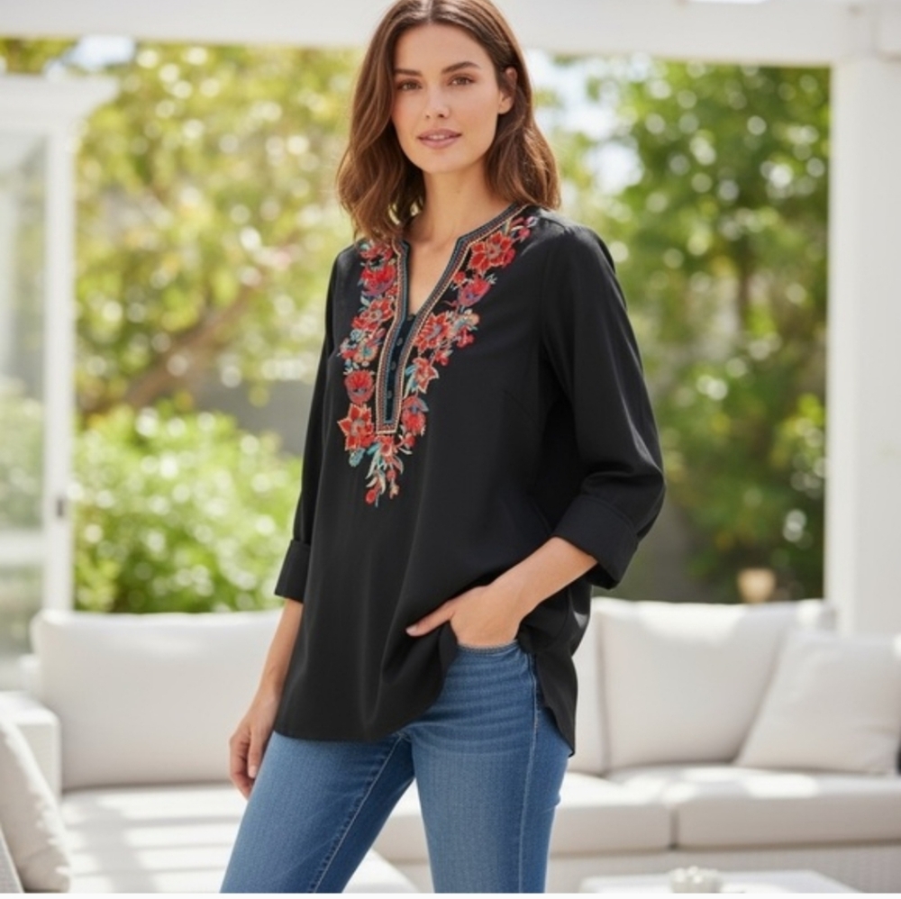 Solitaire black floral embroidered tunic blouse Size M